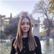 Studentessa universitaria di ingegneria impartisce lezioni private per le scuole medie nelle materie scientifiche
